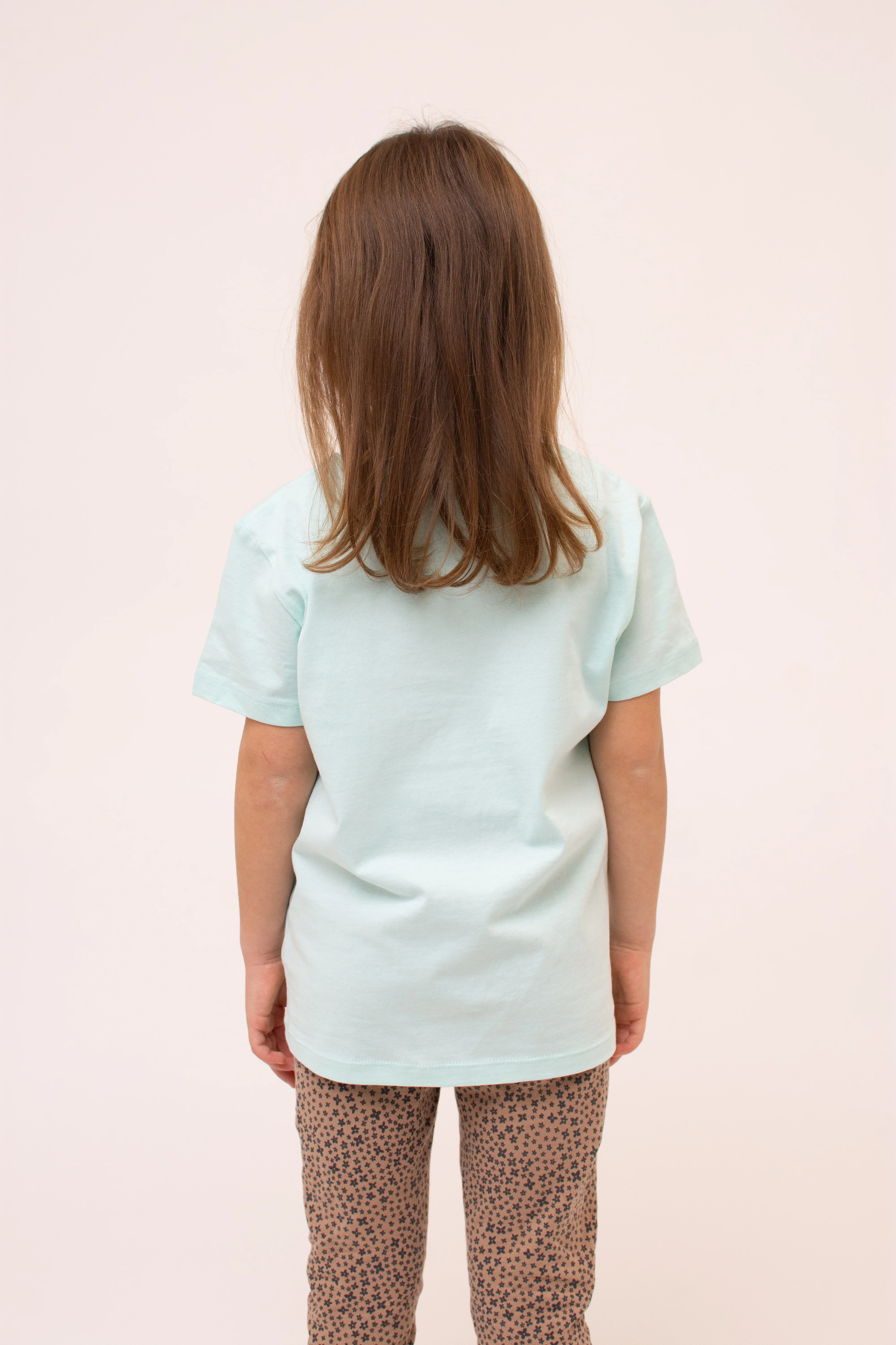 T-Shirt "Schlumpfines Schwammerlsofa" - hell-türkis (Kinder) - Image 4